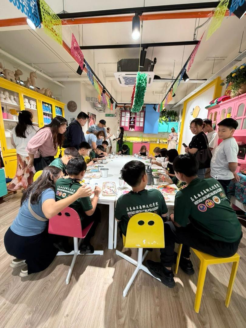 Children painting at a workshop table at Limoncito