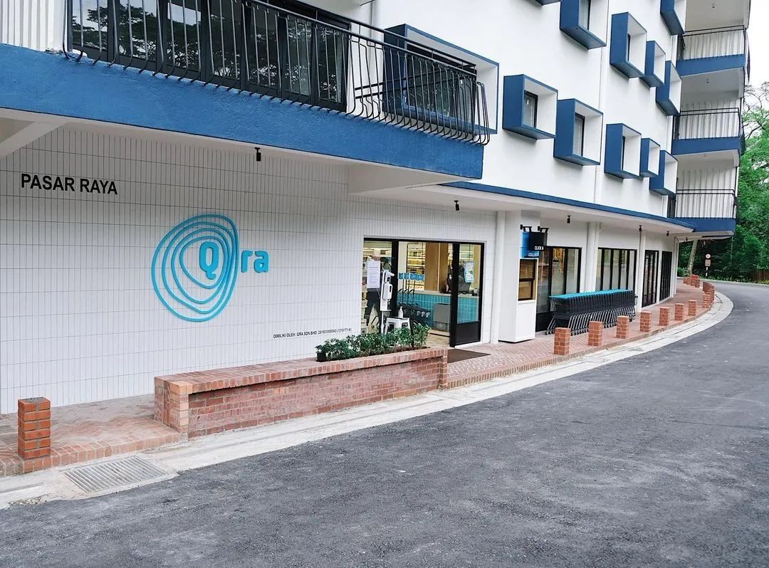 Store entrance and aisles at Qra